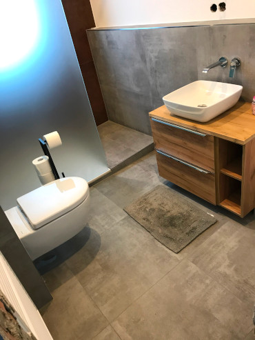 Modernes Bad mit Waschtisch und bodenebener Dusche