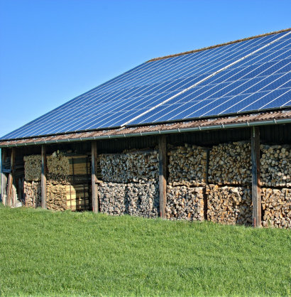 Holzvorrat und Solarmodule auf dem Dach